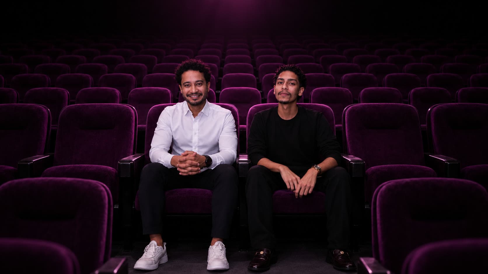 Jef Feitosa e Thiago Silva, da Lumyn, sentados na plateia de uma sala de cinema